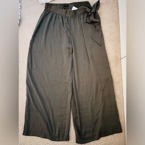 Banana republic pants. Super comfy and stylish.